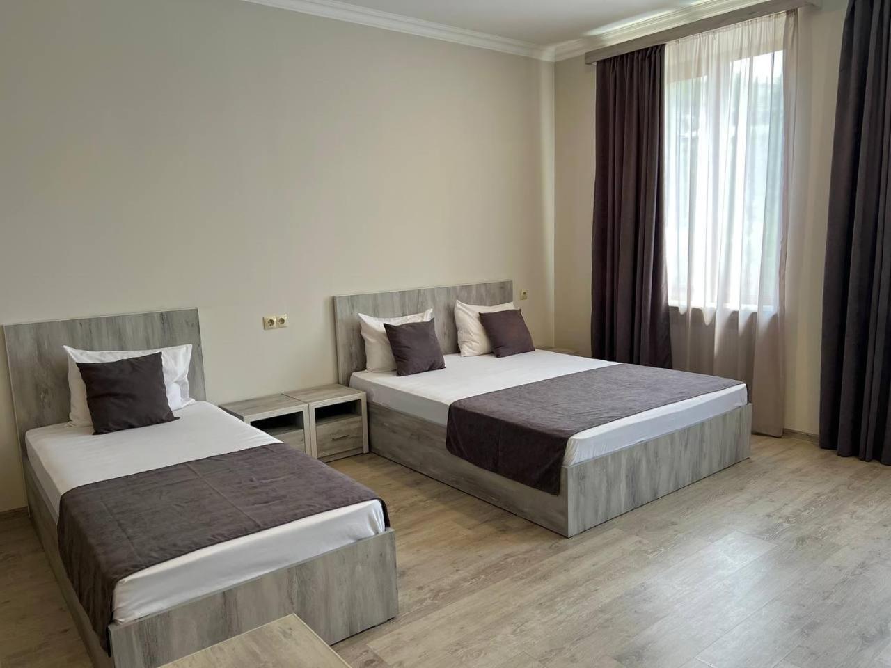 Hotel Menua Erévan Extérieur photo