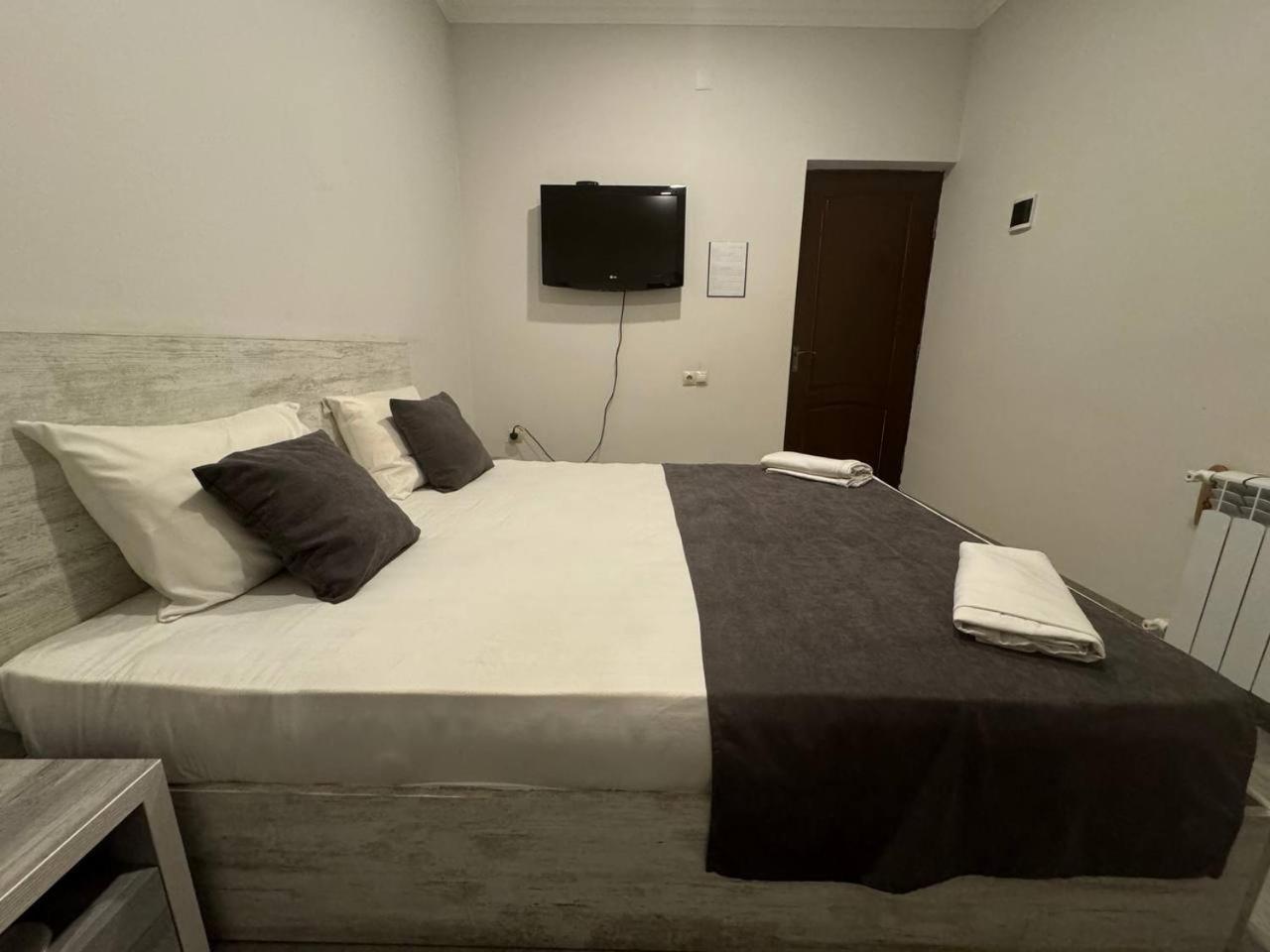 Hotel Menua Erévan Chambre photo